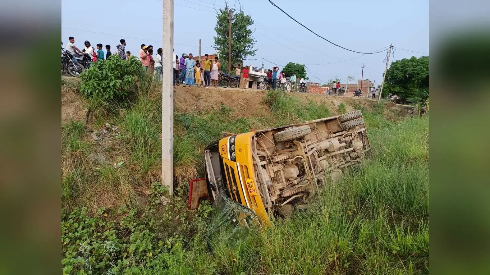 बच्चों से भरी स्कूली बस पलटी, कई छात्र जख्मी