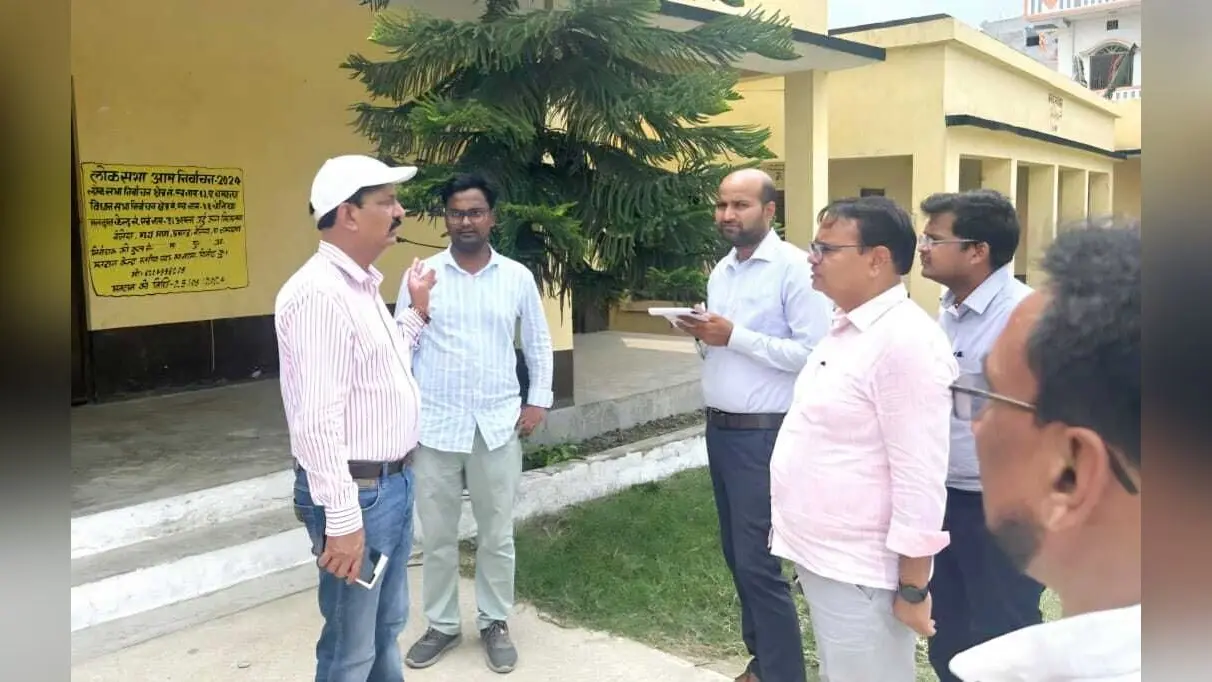 डीएम ने किया बूथों का निरीक्षण
