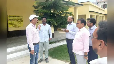 डीएम ने किया बूथों का निरीक्षण