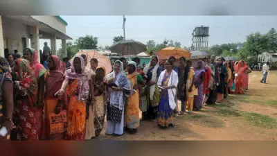 सरायकेला : मौसम की मेहरबानी से मतदान के लिए उमड़े मतदाता