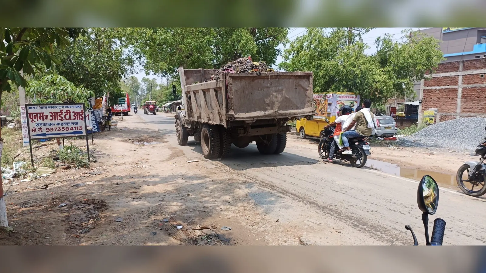 खुली गाड़ियों में ही शहर का कचरा निस्तारण प्लांट ले जाते हैं कर्मी