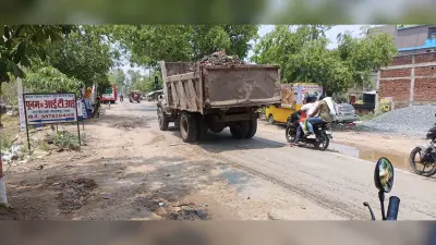 खुली गाड़ियों में ही शहर का कचरा निस्तारण प्लांट ले जाते हैं कर्मी