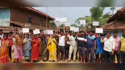 रोड नहीं तो वोट नहीं को लेकर ग्रामीणों ने किया प्रदर्शन