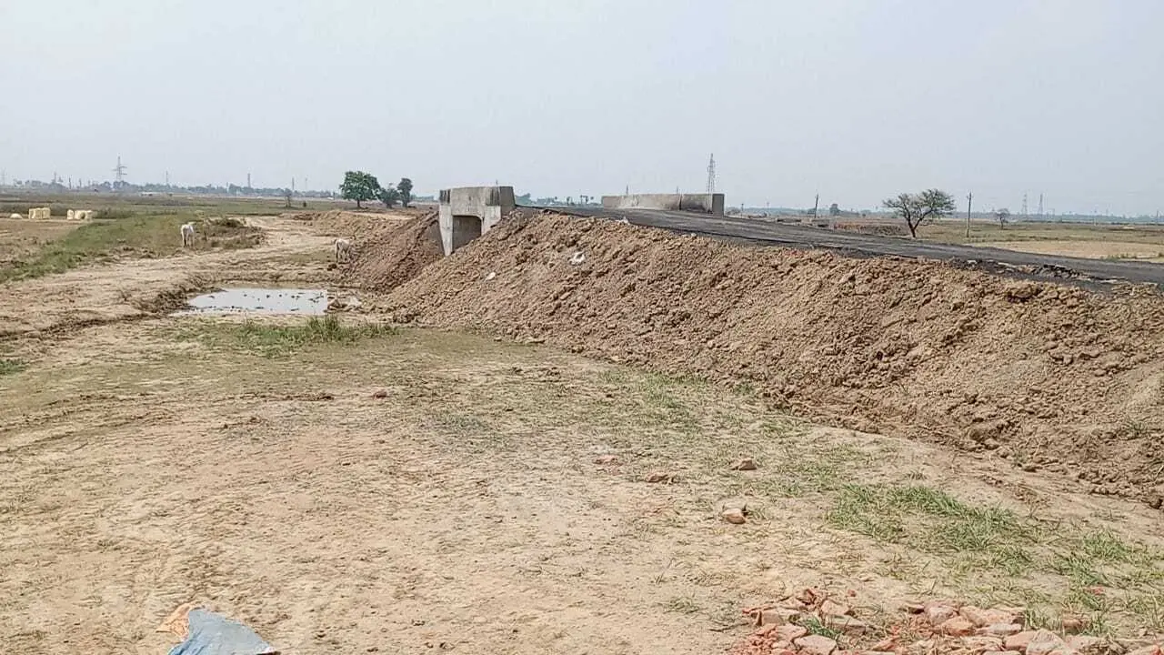 निजी जमीन में सड़क व पुलिया निर्माण की बात कह ग्रामीणों ने रोका निर्माण कार्य