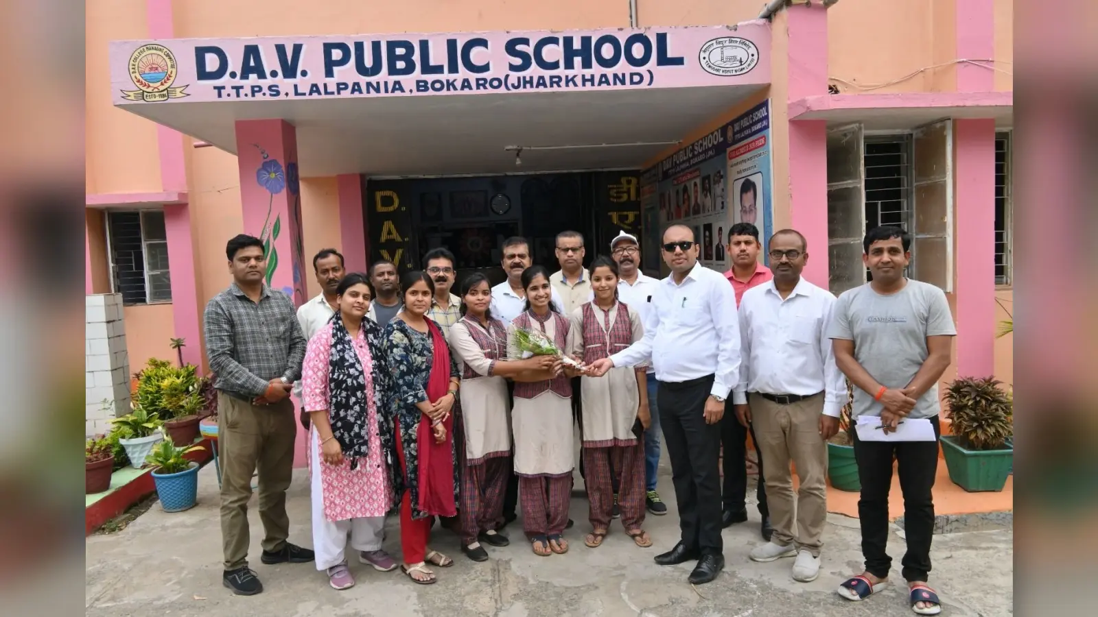 10वीं और 12वीं में डीएवी ललपनिया के सभी विद्यार्थी सफल