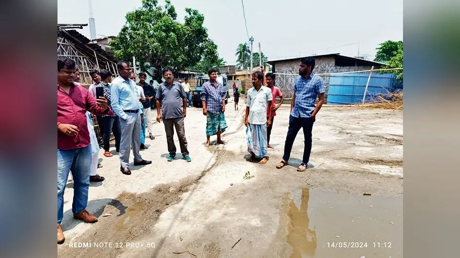 नाला निर्माण नहीं होने से सड़क बना तलाब, ग्रामीणों को सता रहा बीमारी फैलने का डर
