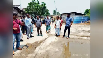 नाला निर्माण नहीं होने से सड़क बना तलाब, ग्रामीणों को सता रहा बीमारी फैलने का डर