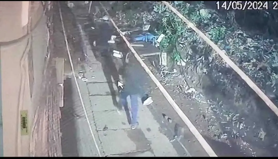 बंदूक का भय दिखाकर 50 हजार रुपये की छिनतई, सीसीटीवी में कैद