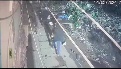 बंदूक का भय दिखाकर 50 हजार रुपये की छिनतई, सीसीटीवी में कैद