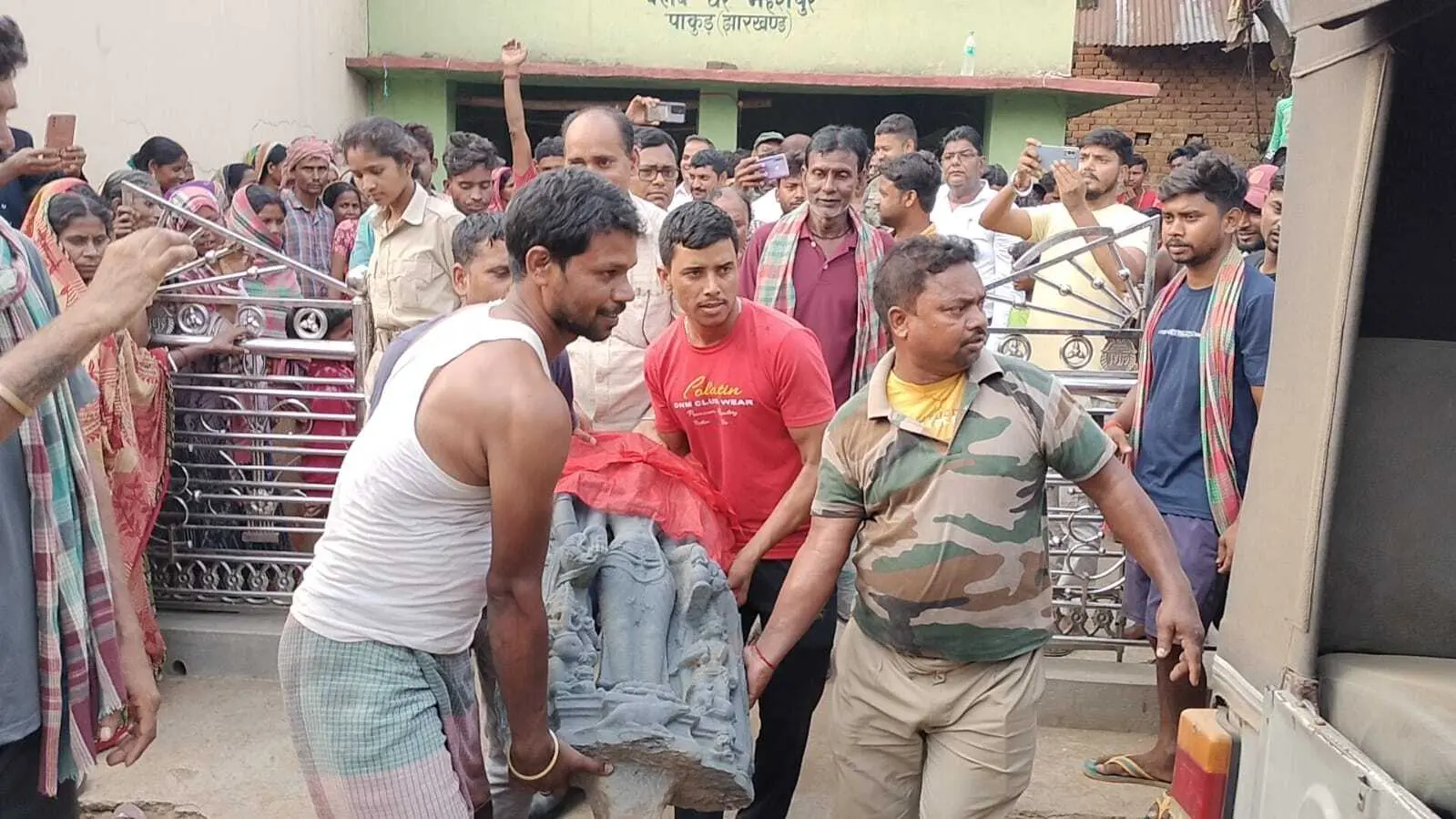 बांसलोई नदी पर मिली काले पत्थर की मूर्ति, प्रशासन ने लिया कब्जे में