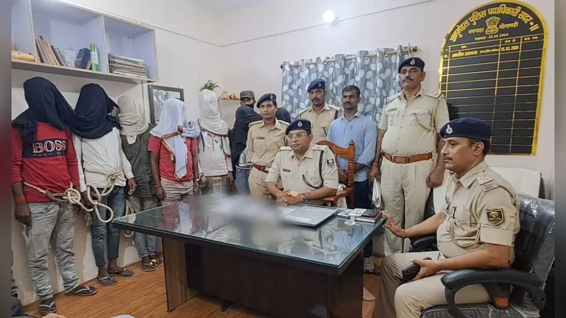 बथनाहा में आर्म्स के साथ सात शातिर बदमाश गिरफ्तार