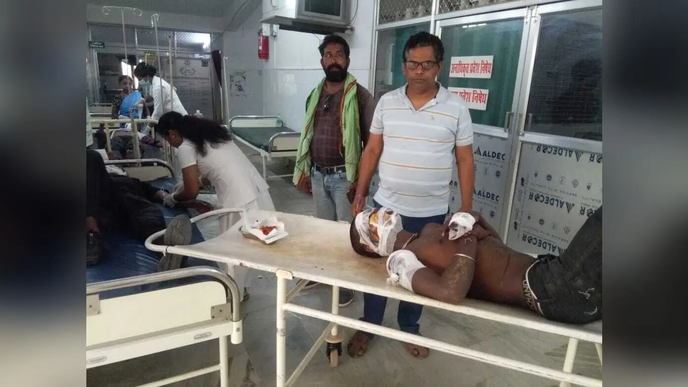 हादसा ::: मोड़ के पास चापानल से टकरायी बाइक, तीन युवक घायल