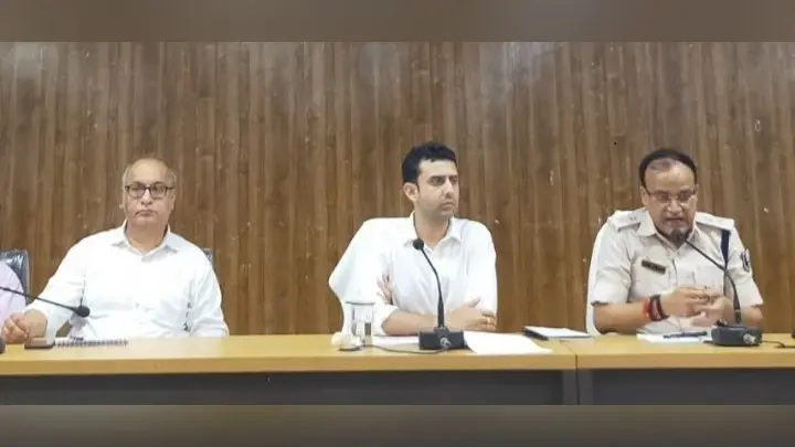 लोकसभा चुनाव को लेकर अर्द्धसैनिक बल के अधिकारियों को डीएम व एसपी ने किया ब्रीफ