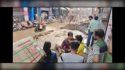 टिकारी रोड में फटा जलापूर्ति का मेन पाइप, रोड पर पानी जमा