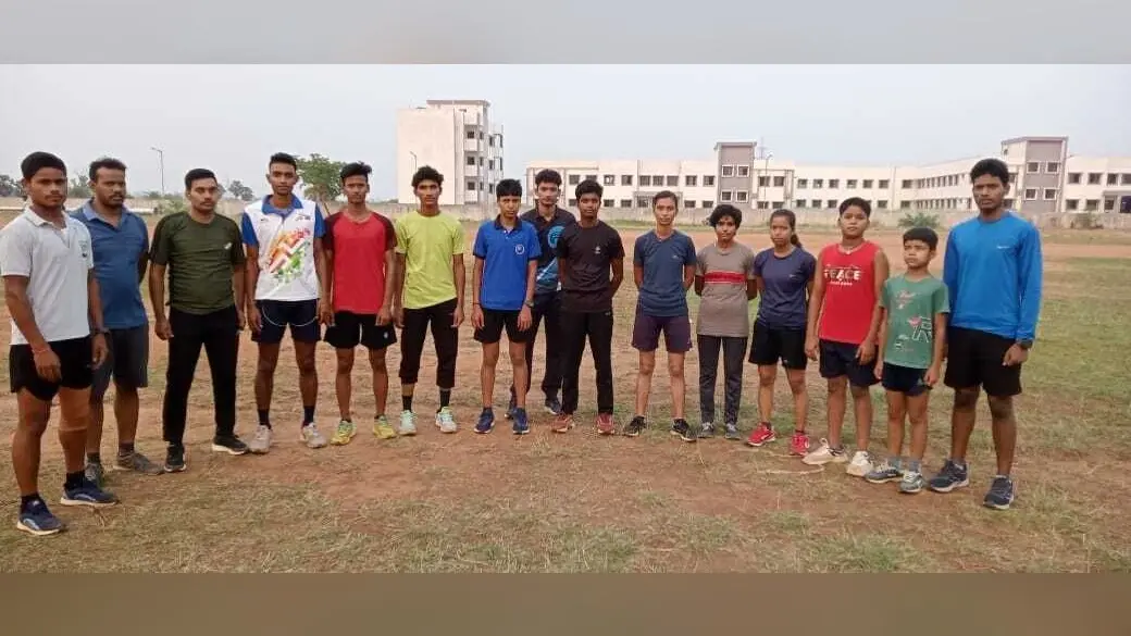 पदक व नौकरी की उम्मीद में पसीना बहा रहे युवा