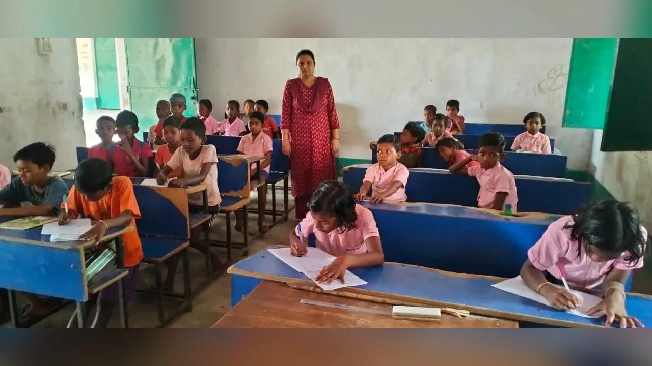 वोट प्रतिशत बढ़ाने को लेकर विद्यालयों में हुई लेखन प्रतियोगिता