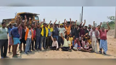 भवानीपुर के आक्रोशित ग्रामीणों ने जलापूर्ति की मांग को लेकर कोलियरी सड़क को किया जाम