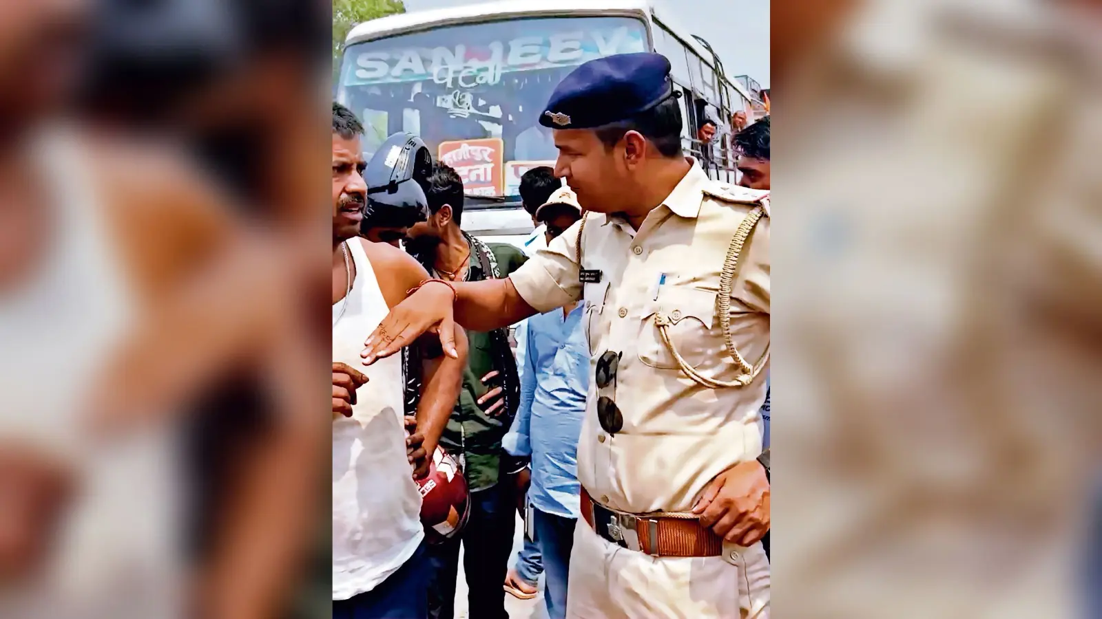 सड़क हादसे में बाइक सवार की मौत के बाद आक्रोशित लोगों ने किया हंगामा