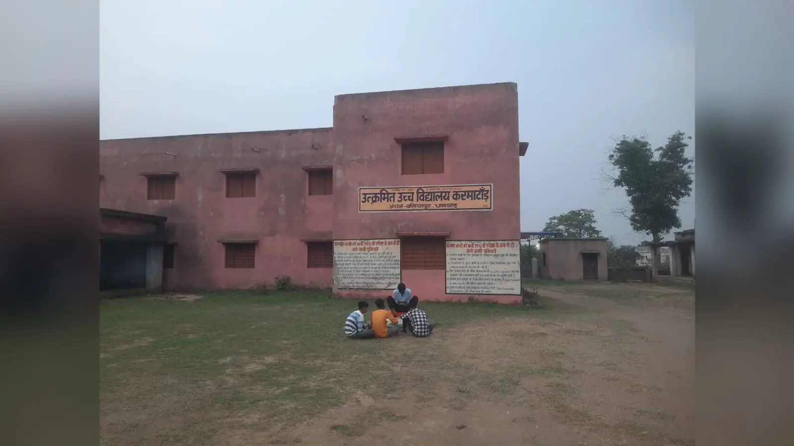 अपग्रेड हाइस्कूल करमाटांड़ में तीन पिंक बूथ बनाये गये