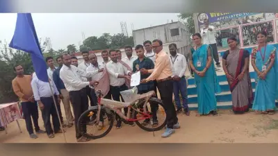 टाॅपर छात्र अमन को साइकिल देकर किया सम्मानित
