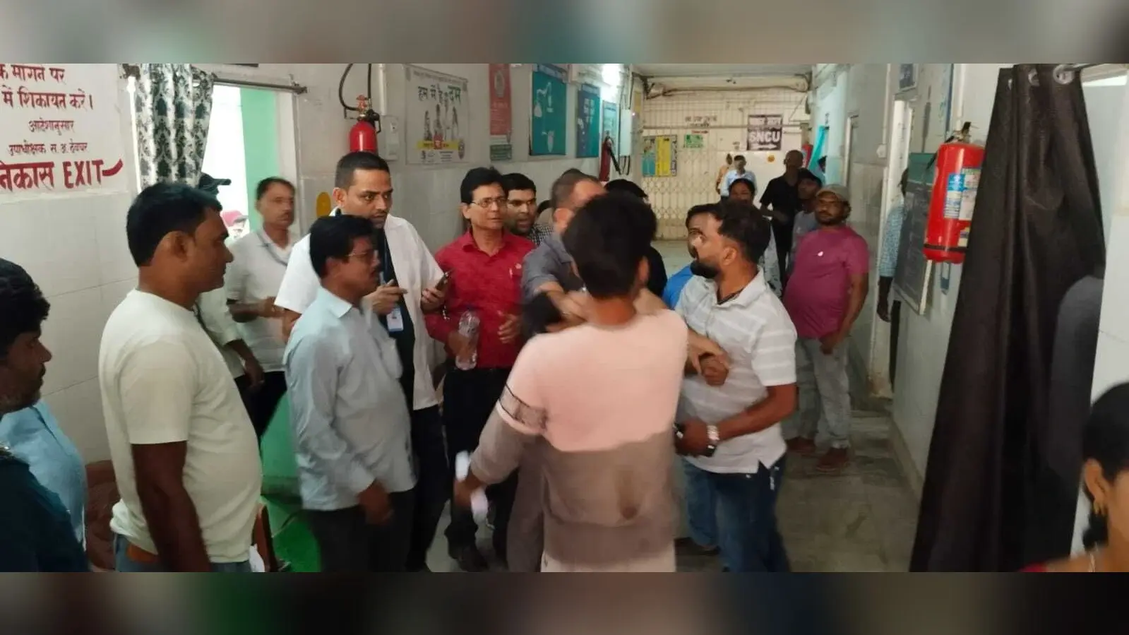 निदेशक प्रमुख के साथ बैठक में थे चिकित्सक, ओपीडी में इलाज नहीं होने पर हंगामा