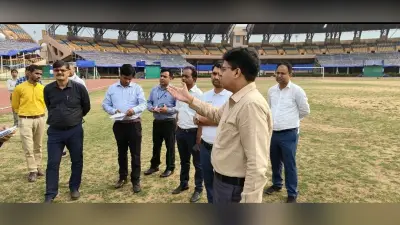 जिला निर्वाचन पदाधिकारी ने पोलिंग पार्टी की सामग्री का लिया जायजा