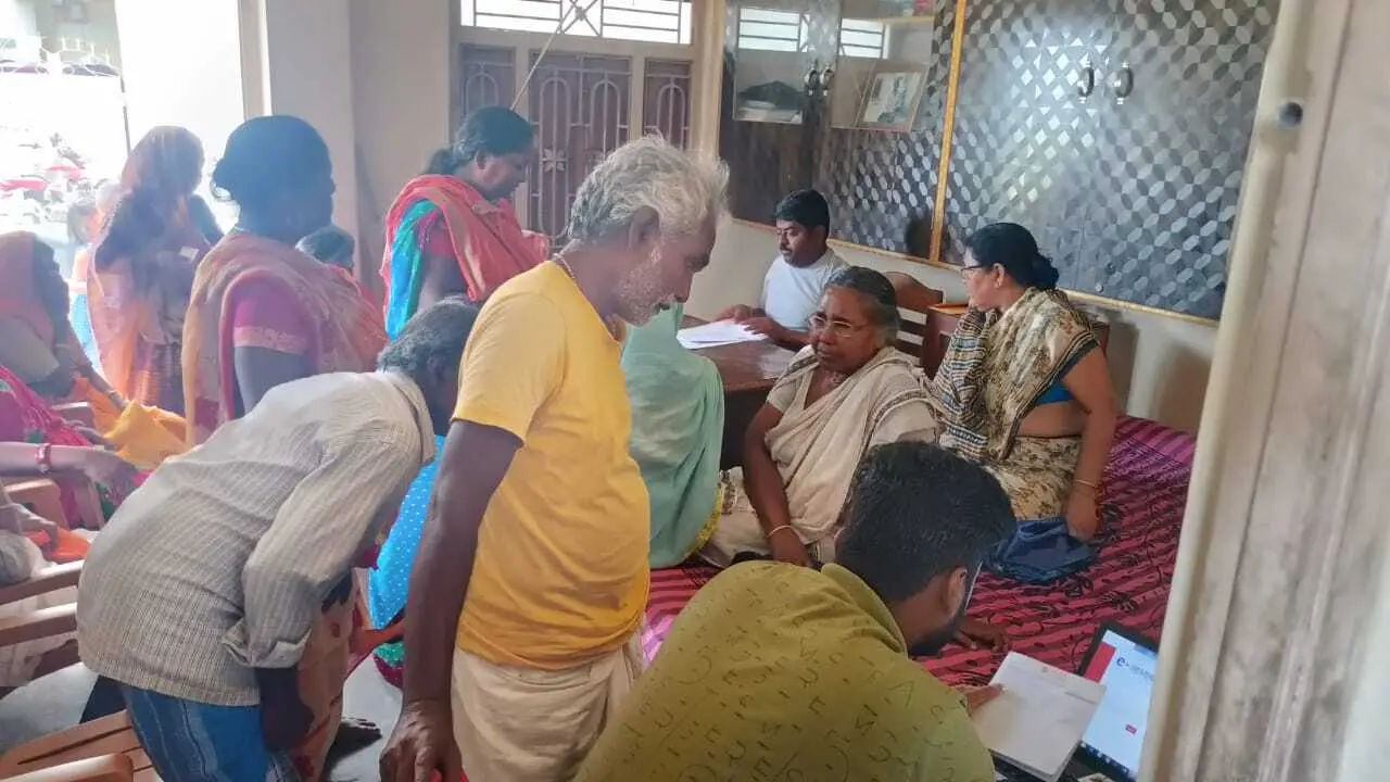 पेंशनधारियों ने अपने जीवन प्रमाण पत्र का कराया पंजीकरण