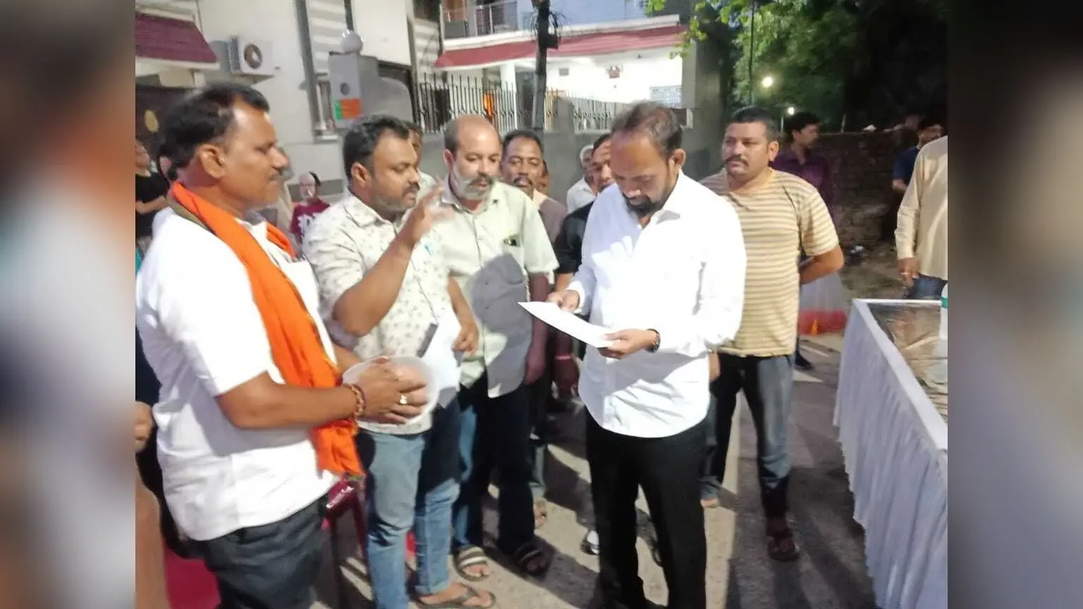 भाजपा प्रत्याशी से श्रमिकों के मामलों को चुनावी मुद्दे में शामिल करने की मांग की