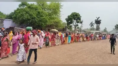 पानी नहीं, तो वोट नहीं नारे के साथ ग्रामीणों ने निकाली रैली