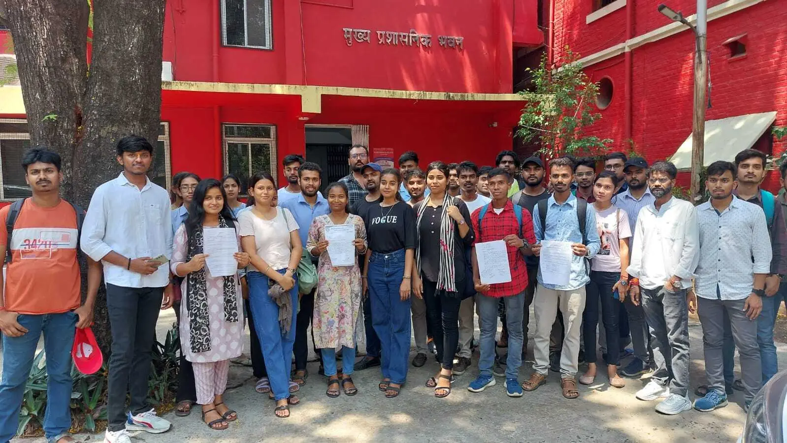 पीजी परीक्षा तिथि बढ़ाने को लेकर वीसी व परीक्षा नियंत्रक का किया घेराव