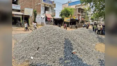 चेकिंग में रोड पर कई जगह गिट्टी गिराकर भाग गये हाइवा चालक