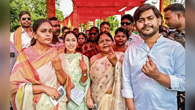 झारसुगुड़ा : सात बजे से बूथों पर दिखी कतार, इवीएम में गड़बड़ी के कारण देर से शुरू हुआ मतदान