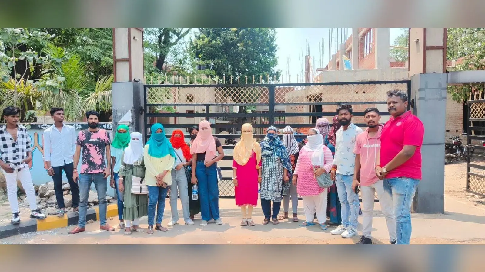 साकची : महिला कर्मचारियों ने स्टोर संचालक पर लगाया छेड़खानी करने का आरोप