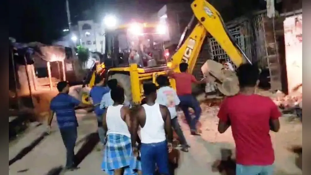 घर के आगे स्थित सरकारी प्याऊ तोड़ने का प्रयास, मुहल्ले वालों ने किया विरोध