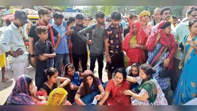 फीडर में करेंट से मानव बल की मौत, सड़क जाम