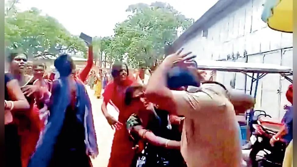 बर्दवान रेलवे स्टेशन में आरपीएफ जवानों की सरेआम किन्नरों ने की पिटाई