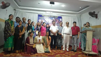 कॉलेज प्रबंधन ने टॉपर छात्राओं को किया सम्मानित