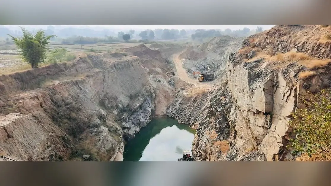 अवैध उत्खनन कर क्रशरों में धड़ल्ले से खपाया जा रहा काला पत्थर