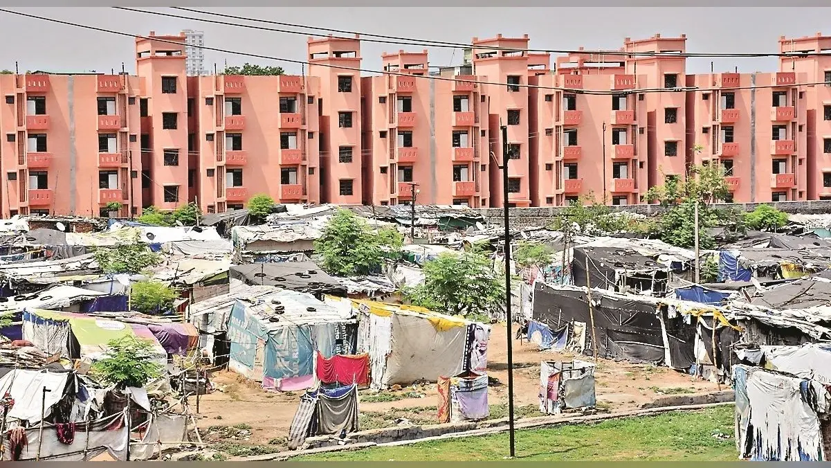 दो साल में मिलना था फ्लैट, 12 साल के बाद भी झोपड़ी में ही रात गुजार रहे हैं लोग