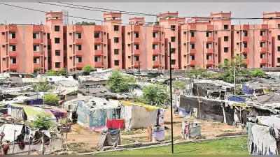 दो साल में मिलना था फ्लैट, 12 साल के बाद भी झोपड़ी में ही रात गुजार रहे हैं लोग