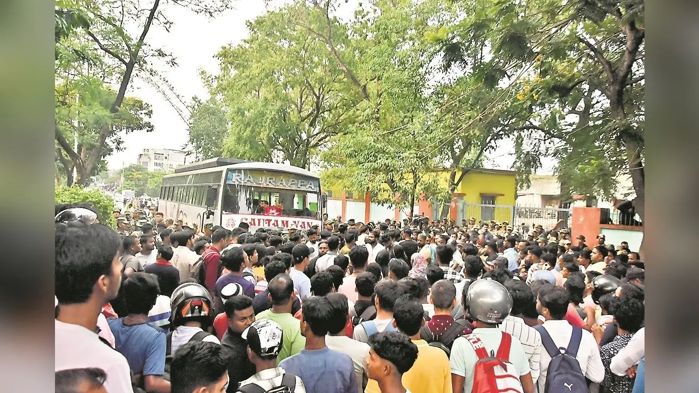 हरमू बाइपास रोड में स्कूटी चालक को बस ने कुचला, तीन घंटे हंगामा