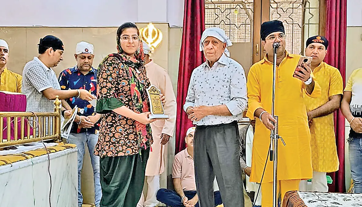 गुरुनानक सेवक जत्था ने मेधावी विद्यार्थियों को सम्मानित किया