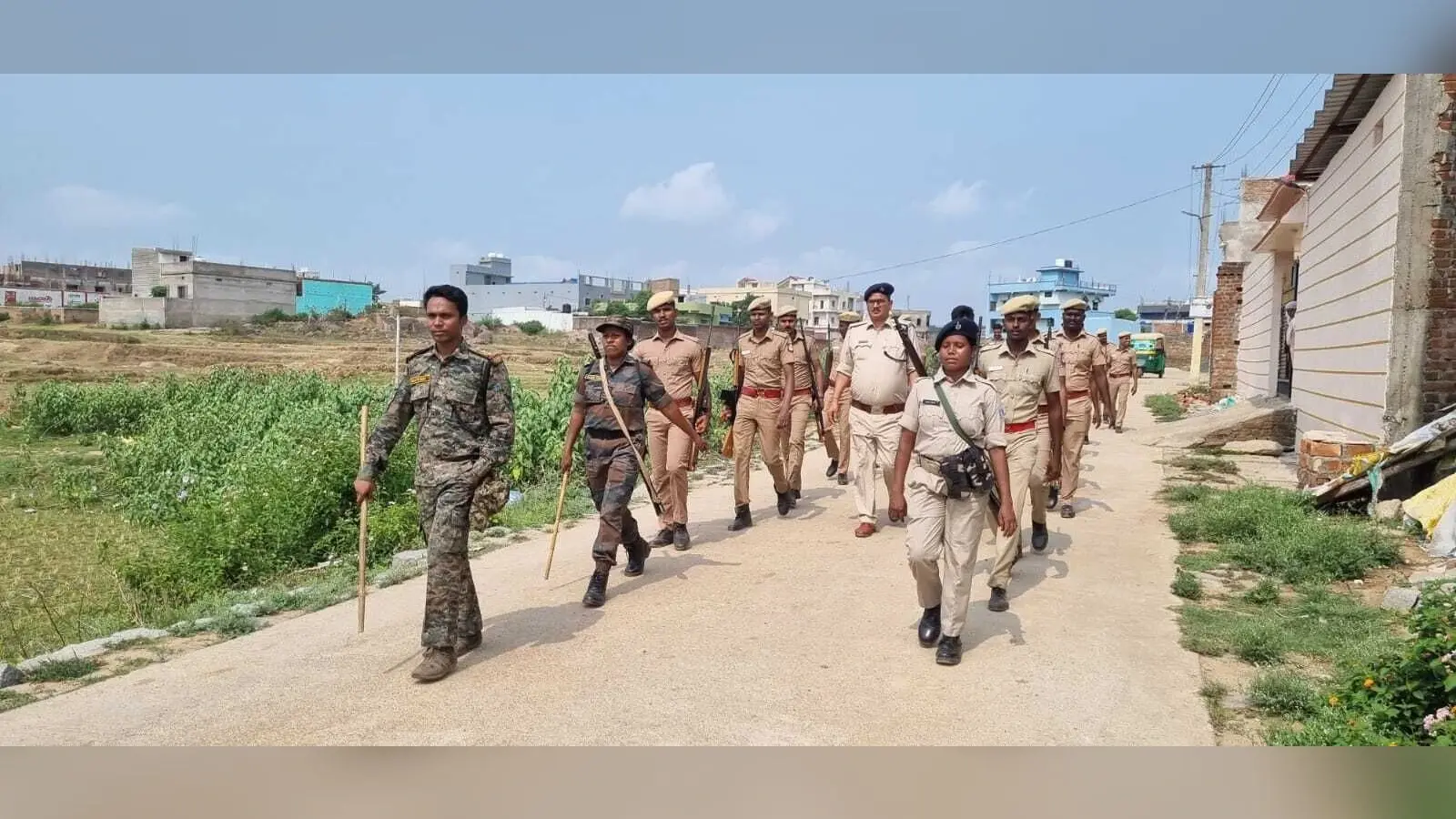 चुनाव को लेकर रातू पुलिस ने किया फ्लैग मार्च