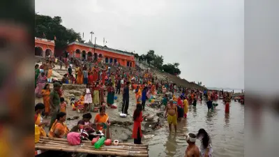 बुद्ध पूर्णिमा पर गंगा स्नान को घाटों पर उमड़ी श्रद्धालुओं की भीड़