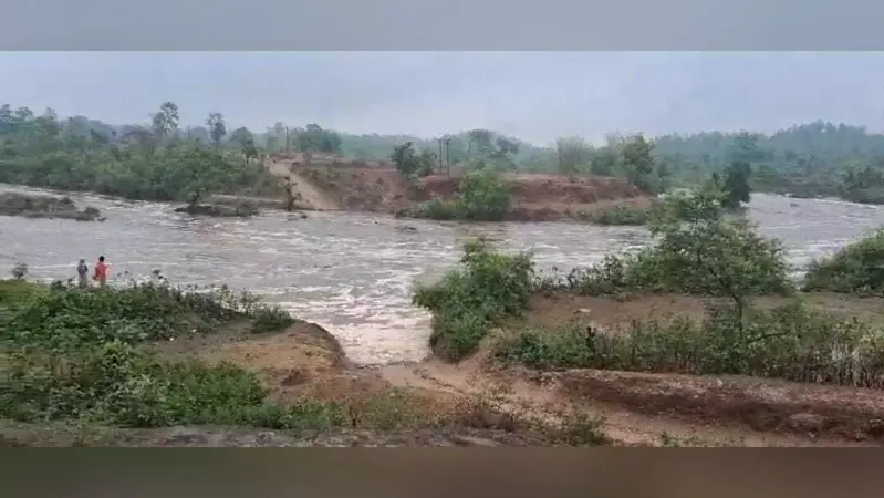 डोमचांच में बेमौसम बारिश, बढ़ा नदी का जलस्तर