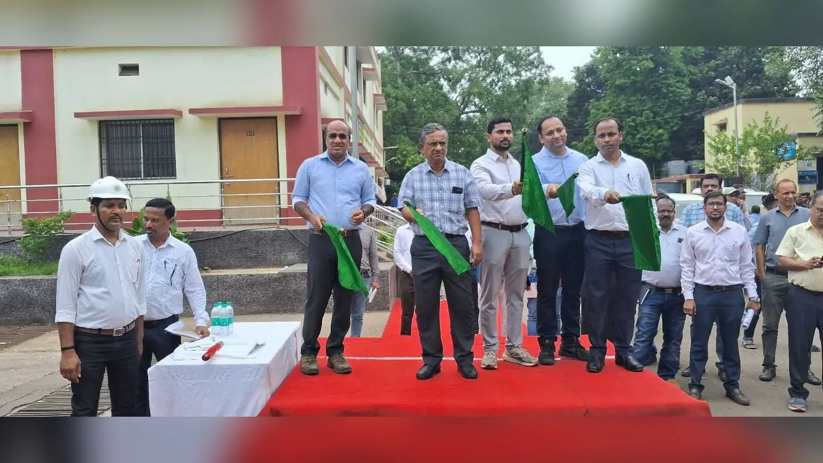 नवनिर्मित 140 टन क्रेन व बीएलसी बैगन को हरी झंडी दिखाकर किया रवाना