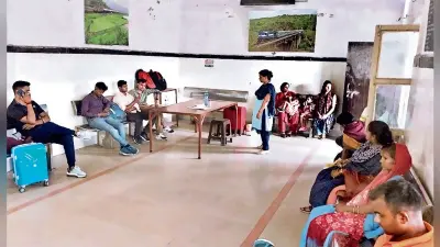 उच्च श्रेणी महिला प्रतीक्षालय बंद होने से रेलयात्री परेशान