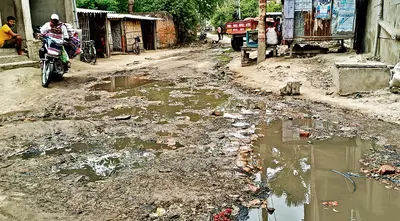 महुआ पुरानी बाजार में सड़कों पर बह रहा नाले का गंदा पानी, लोगों को आने जाने में हो रही परेशानी