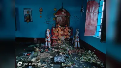 अंबा व सुद्राक्षीपुर गांव में बाबा धर्मराज की हुई पूजा प्रतिनिधि कुंडहित गुरुवार को प्रखंड क्षेत्र के अंबा व सुद्राक्षीपुर सहित कई गांवो में स्थित बाबा धर्मराज के मंदिरो में बुद्ध पूर्णिमा के शुभ अवसर पर धर्मराज पूजा का आयोजन धूमधाम के साथ सम्पन्न हुआ.इस धार्मिक पूजा को लेकर अंबा, सुद्राक्षीपुर समेत आस-पास के कई गांवो में भक्तिमय माहौल देखने को मिला. गुरूवार को निकटस्थ जलाशय में दर्जनों भक्तों ने पवित्र स्नान किया व वैदिक रीति रिवाज के साथ कलश में पवित्र जल भरकर परंपरा के अनुसार लोग कतारबद्ध होकर धर्मराज मंदिर तक पहुंचे. धर्म यात्रा का दर्शन नमन करने के लिए श्रद्धालुओं की भीड़ उमड़ पड़ी. गौरतलब है कि गुरुवार सुबह मंदिर का पट खुलते ही धर्मराज का मुख्य पूजा-अर्चना शुरू होते ही श्रद्धालुओं की कतार लग गई. यह सिलसिला दिनभर जारी रहा.वही भक्तों के द्वारा हैरतअंगेज करतब भी दिखाए गए.दूरदराज क्षेत्र से काफी संख्या में श्रद्धालु पहुंचकर हैरतअंगेज करतब का लुफ्त उठाया. इस अवसर पर अंबा में प्रत्येक वर्ष मेले का भी आयोजन किया जाता है. इस वर्ष के मेले में अच्छी खासी भीड़ देखी गई.मौके पर पुजा को लेकर अंबा सुद्राक्षीपुर समेत तमाम संबंधित गांवों का माहौल उत्सवी बना रहा. फोटो : पूजा के दौरान जुटे श्रद्धालु।फोटो : पूजा के मौके पर धर्मराज मंदिर।