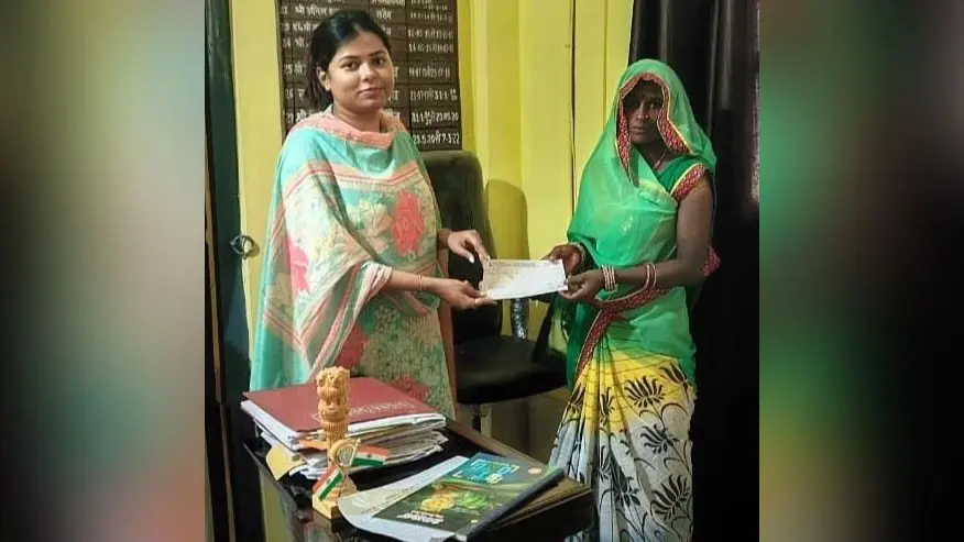 अग्निपीड़ितों को सीओ ने दिया आपदा राशि का चेक